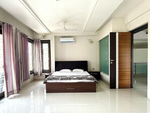 3 bedrooms, iron/ironing board, WiFi, bed sheets - First floor of luxurious bunglow with 3AC-bedrooms in Prime location Ahmedabad (Ahmedabad)