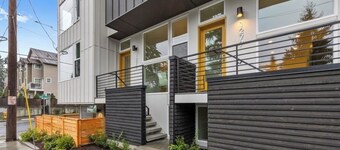 ⚽️FIFA Ready Marvelous 2.5-bedroom townhome close to LightRail. ⚽️ Entire Space ⚽️