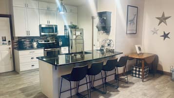 Réfrigérateur, four à micro-ondes, un four, surface de cuisson