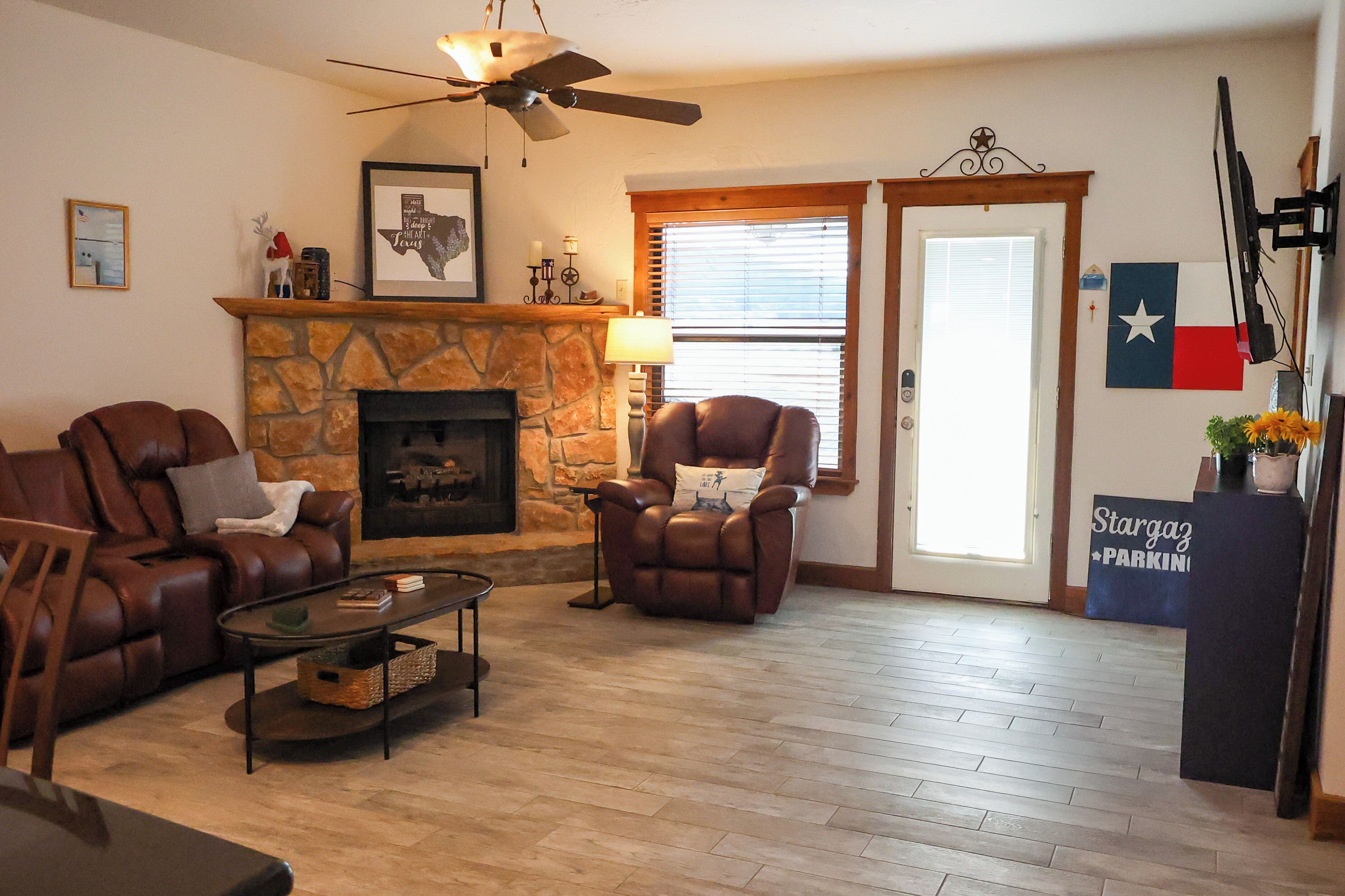 TV connectée, livres, médiathèque, chaîne hi-fi