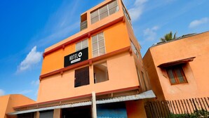 Un hôtel à plusieurs étages, avec une enseigne indiquant qu’il s’agit d’un établissement mis à la disposition des employés de l’entreprise.