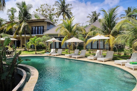 Una piscina al aire libre. Kelingking Mesari Villa & Spa