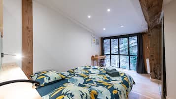 4 bedrooms, desk, free WiFi, bed sheets