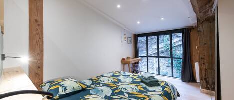 4 bedrooms, desk, free WiFi, bed sheets