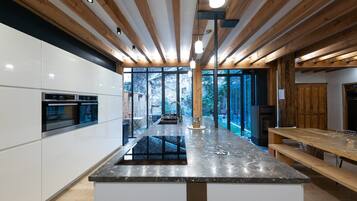 Fridge, microwave, dishwasher, coffee/tea maker