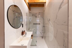 Shower, eco-friendly toiletries, hair dryer, towels - Loft Leynaud - 4 bedroom apartment with patio (Lyon)