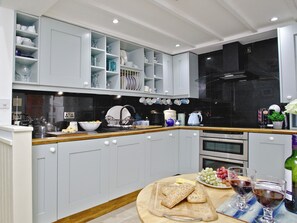 Kitchen/diner | The Sail Loft, Beer - 1 bedroom accommodation in Beer (Beer)