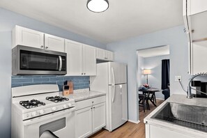 Kylskåp, mikrovågsugn, ugn och spishäll