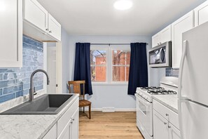 Refrigerador, microondas, horno, placa de cocina