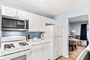 Refrigerador, microondas, horno, placa de cocina