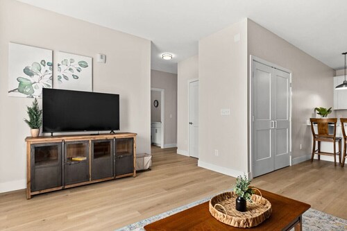 Spacious Apartment Right Off Highway 74