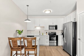 Frigorífic, microones, forn i placa de cuina 