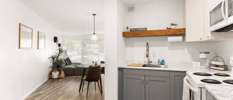 Geladeira, micro-ondas, fogão, cooktop