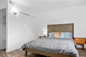 Tabla de planchar con plancha, wifi, ropa de cama