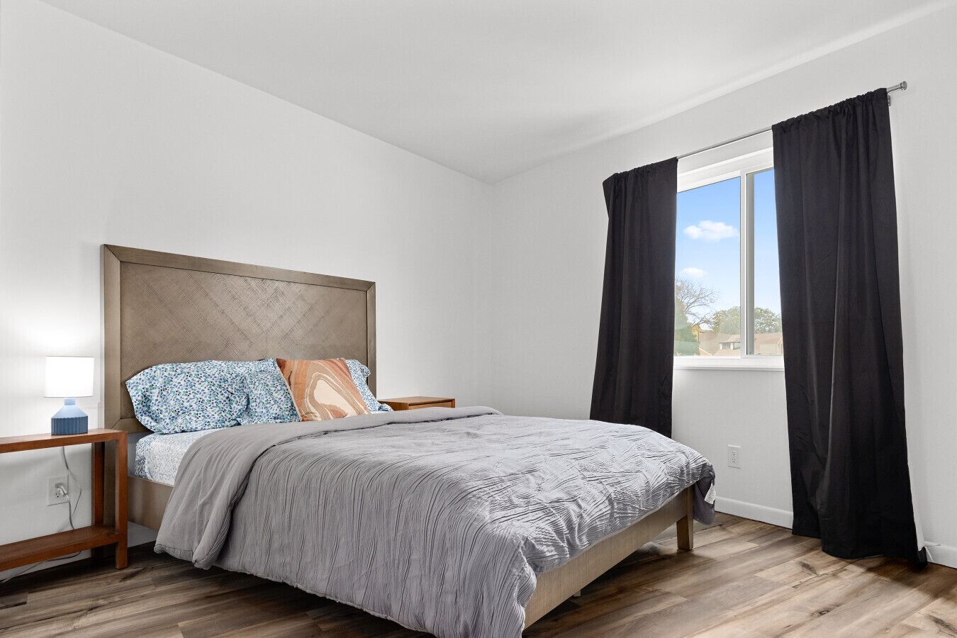 Een strijkplank/strijkijzer, wifi, beddengoed