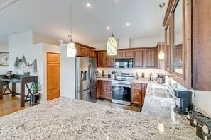 Fridge, microwave, stovetop, dishwasher