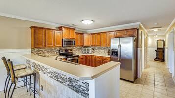 Fridge, microwave, stovetop, dishwasher