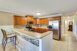 Fridge, microwave, stovetop, dishwasher