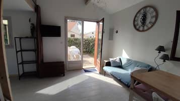 Tv, dvd-spelare, bordsfotboll och ett bordtennisbord