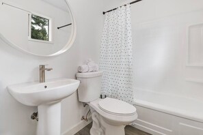 Hiustenkuivaaja, pyyhkeet, saippua, sampoo