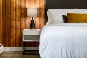 Tabla de planchar con plancha, wifi gratis y ropa de cama 