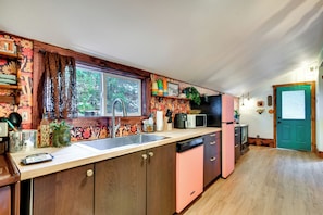 Refrigerador, microondas, utensilios de cocina y comedor