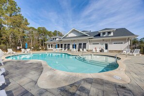 Pool - Near Golf Courses: Family Home in Ocean Isle Beach (Ocean Isle Beach)