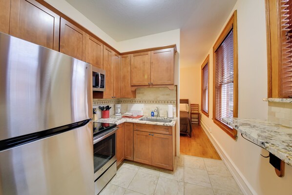 Liesi, kahvin-/teenkeitin, keittoastiat/astiat/ruokailuvälineet