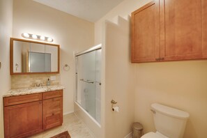 Sèche-cheveux, serviettes fournies