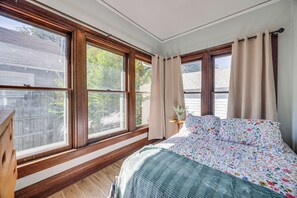 3 bedrooms, Internet, bed sheets - Walk to Colorado College & Dwtn! Home w/ Patio (Colorado Springs)