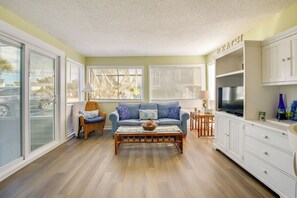TV - Ocean Breezes & 2 Pools: 1 Block to the Sand (Myrtle Beach)