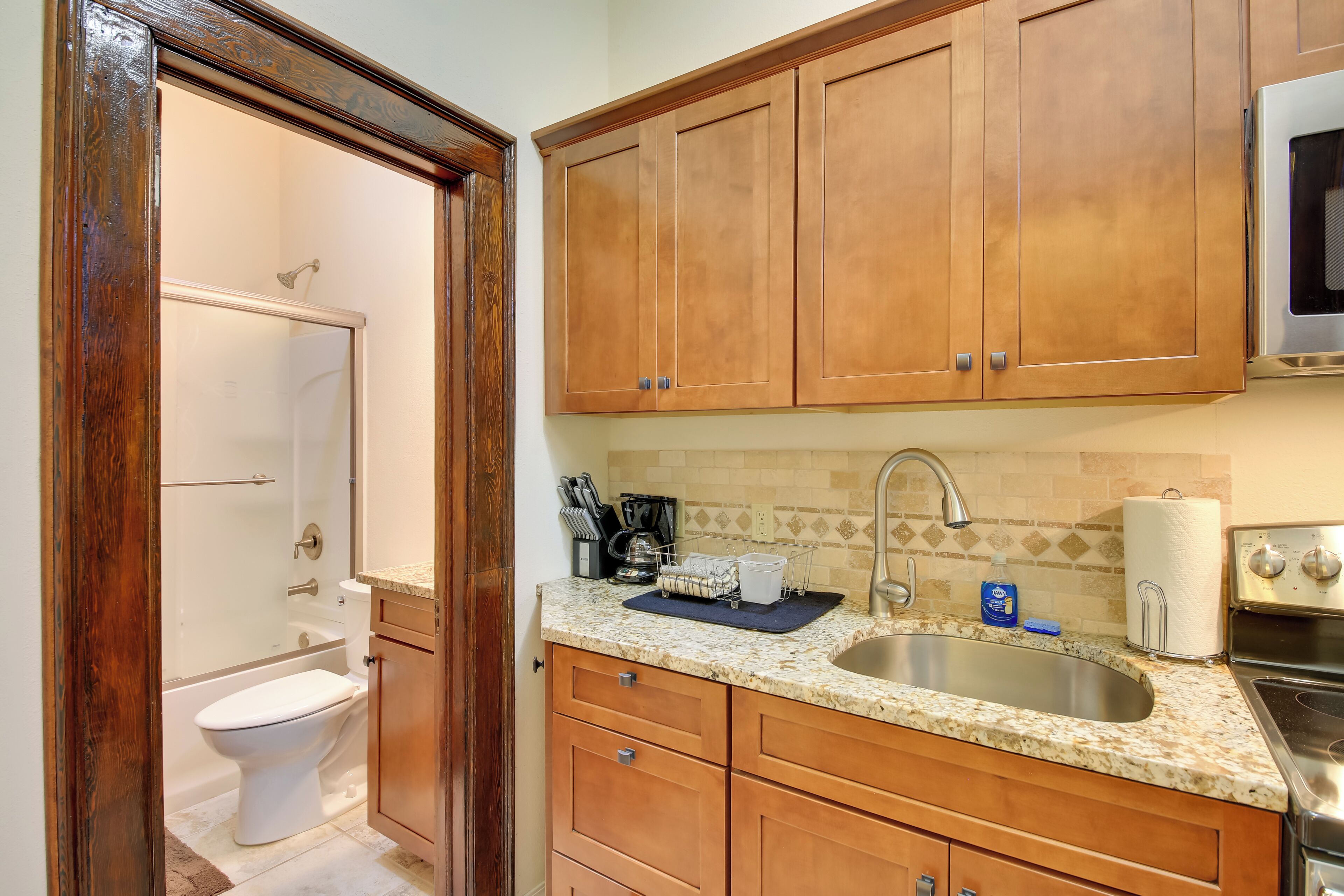 Sèche-cheveux, serviettes fournies