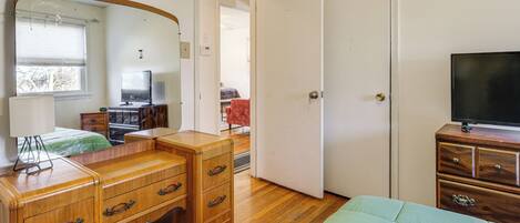 Iron/ironing board, Internet, bed sheets