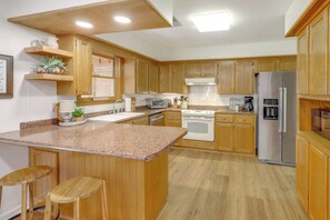 Fridge, microwave, stovetop, dishwasher - Fish, Hike & Relax: Heber Springs Family Home (Heber Springs)