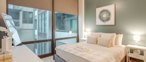 Skrivebord, strykejern/-brett, reiseseng for barn og internettilgang