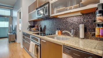 Fridge, microwave, stovetop, dishwasher