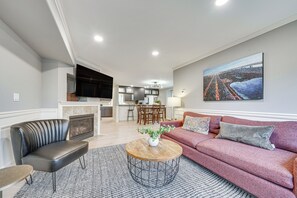 TV, fireplace - 2 Mi to Matches at Lumen Field! Seattle Townhome (Seattle)