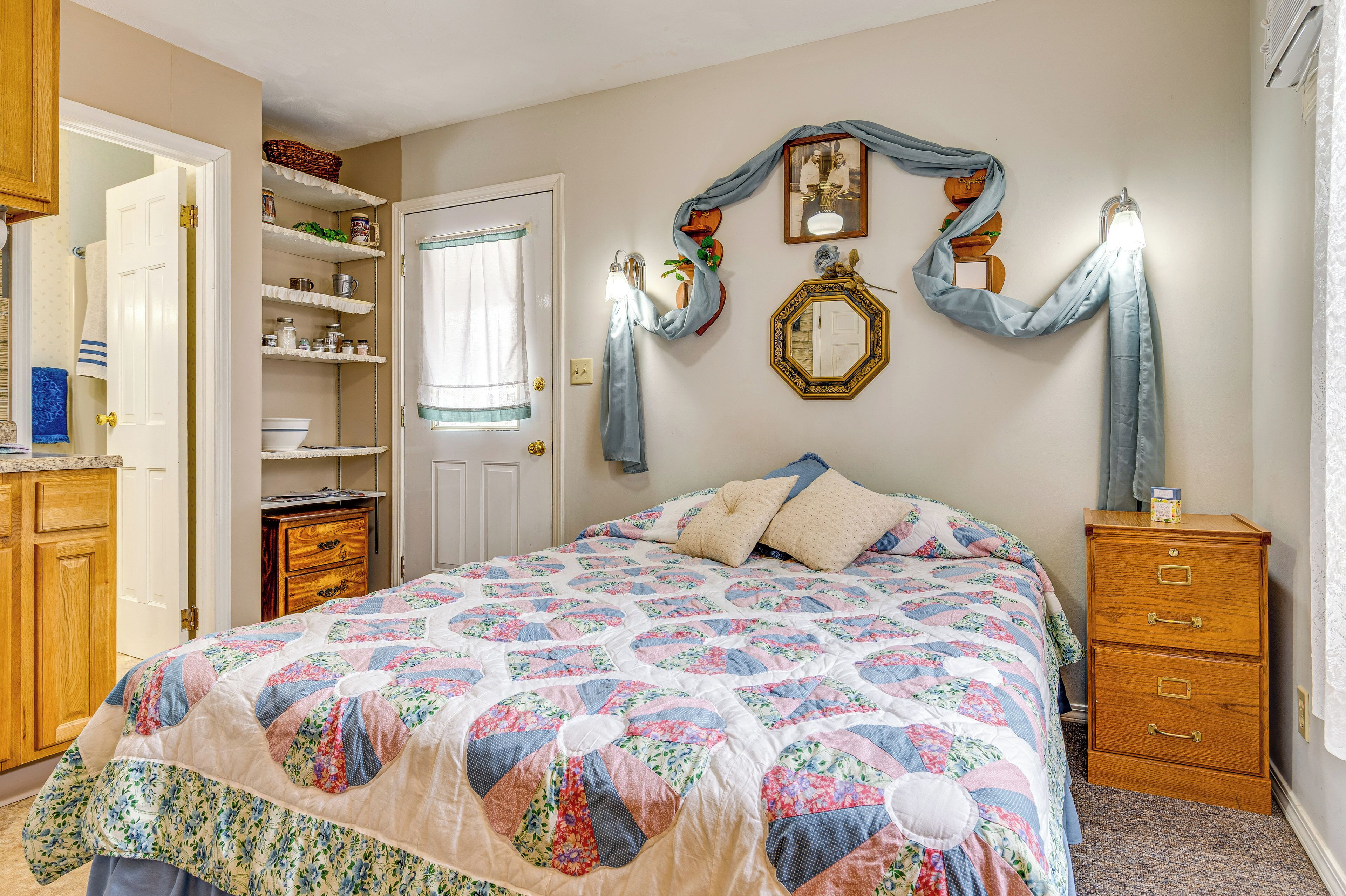 Bureau, fer et planche à repasser, accès Internet, draps fournis