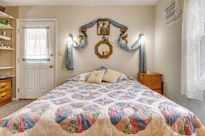 Desk, iron/ironing board, internet, bed sheets - Walkable & Convenient Main Street Studio in Delphi (Delphi)