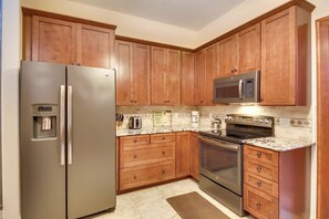 Geladeira, micro-ondas, cooktop, lava-louças