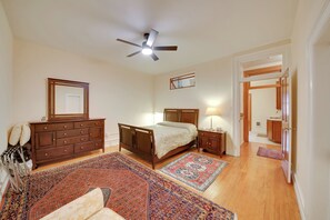 Bureau, fer et planche à repasser, accès Internet, draps fournis