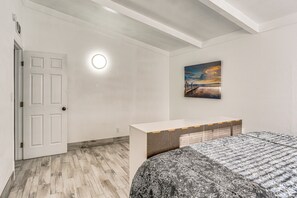 3 bedrooms, desk, internet, bed sheets