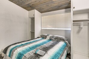 3 bedrooms, desk, internet, bed sheets