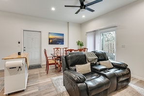 TV - 4 Mi to Outlets! Townhome Near Tampa North Airport (Lutz)