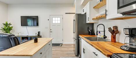 Fridge, microwave, stovetop, dishwasher