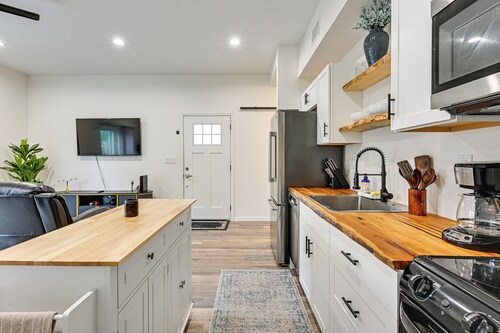 4 Mi to Outlets! Townhome Near Tampa North Airport