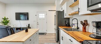 4 Mi to Outlets! Townhome Near Tampa North Airport