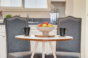 Dining - Cozy Condo in the Heart of Canmore (Canmore)