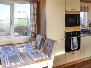 Dining - 2 bedroom accommodation in Wisemans Bridge (Wisemans Bridge)