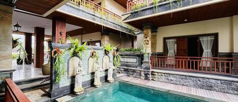 10 outdoor pools